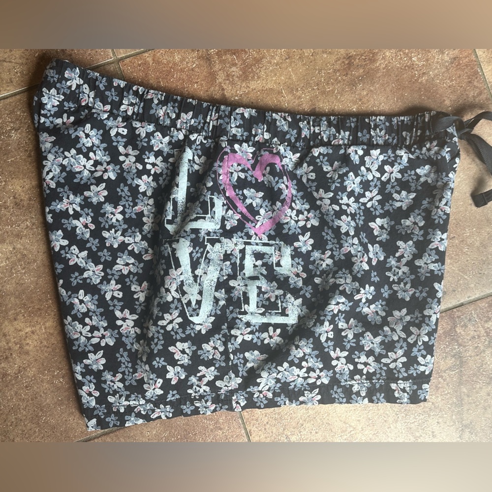 Life is Good black floral shorts S pink heart